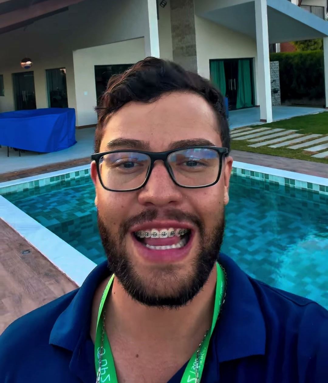 Engenheiro da DP2, de polo azul e crachá verde, apresentando uma obra concluída em Gravatá