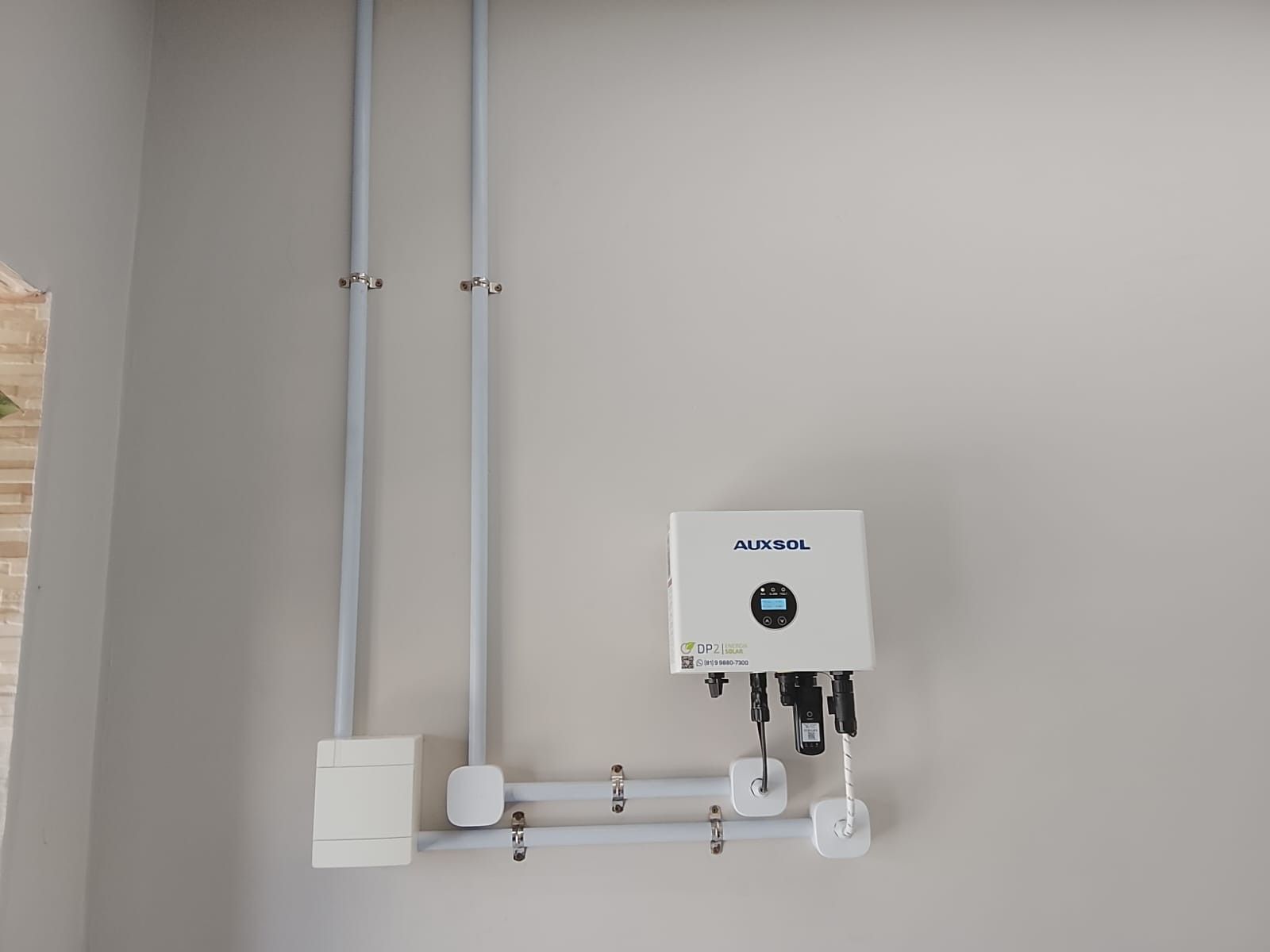 Inversor Auxsol instalado pela DP2 com eletrodutos e caixas de proteção alinhados na parede