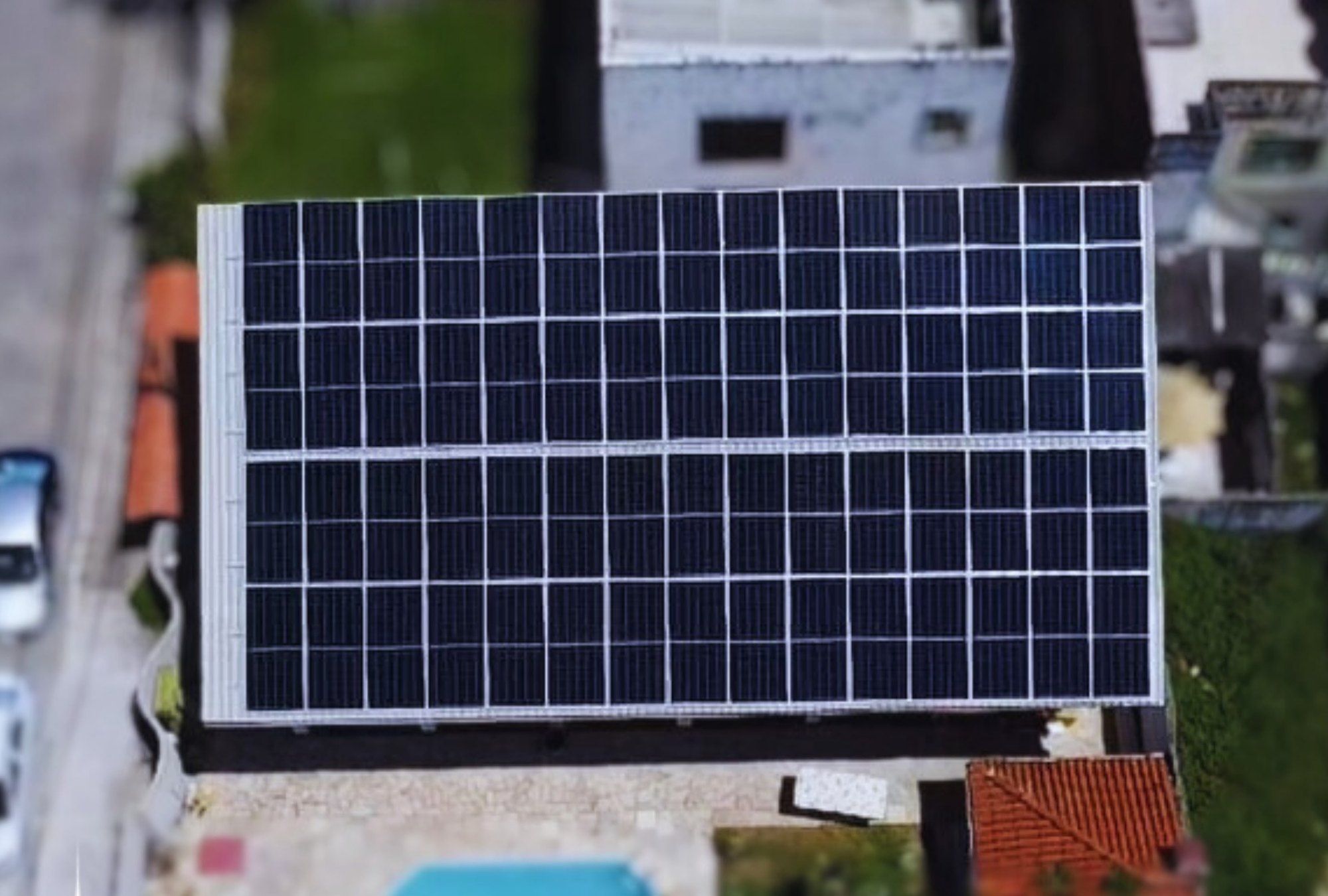 Telhado coberto por módulos solares em casa com piscina em Maracaípe